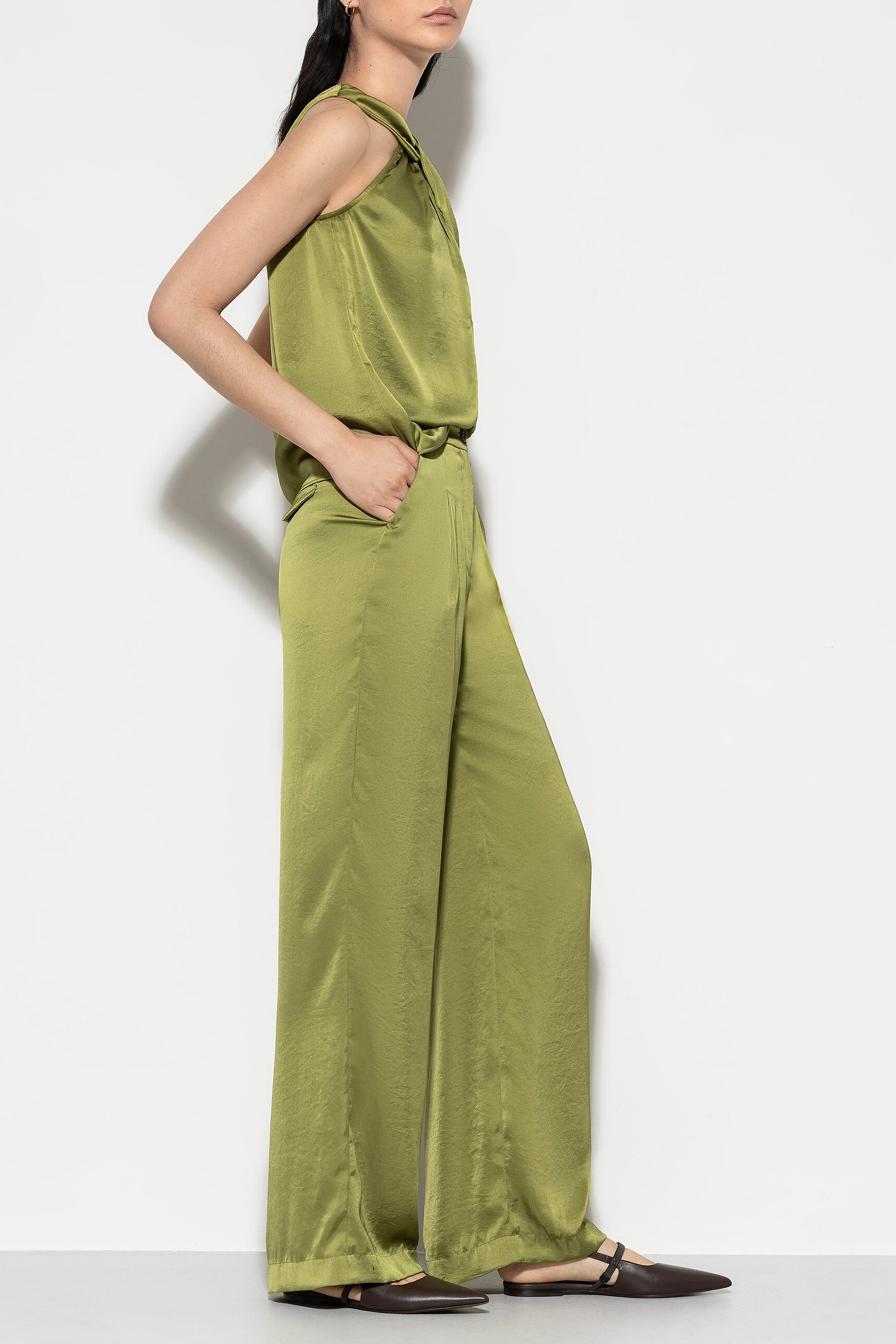 Wide-leg pants with pleats